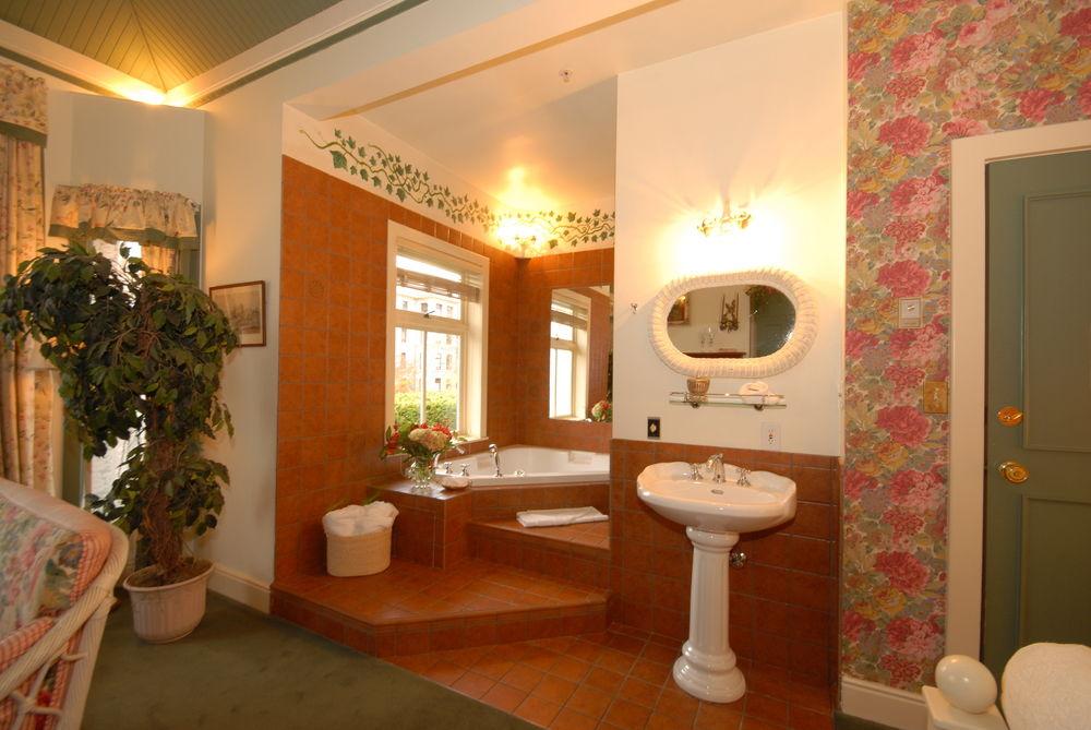 Humboldt House Bed & Breakfast Виктория Екстериор снимка