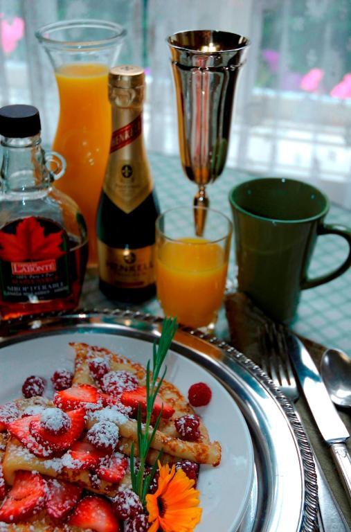 Humboldt House Bed & Breakfast Виктория Екстериор снимка