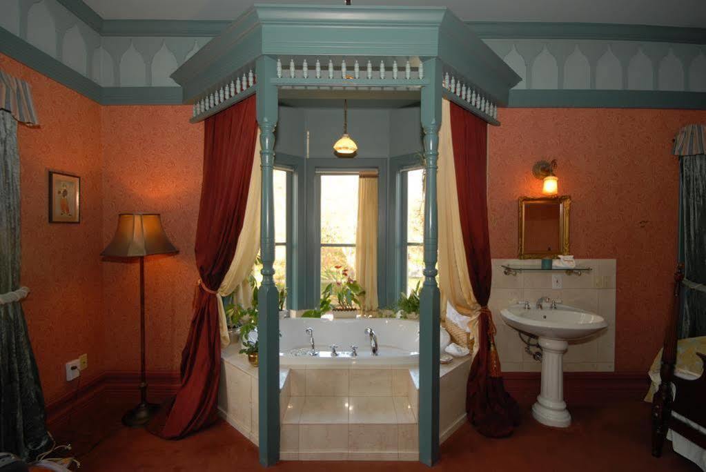 Humboldt House Bed & Breakfast Виктория Екстериор снимка