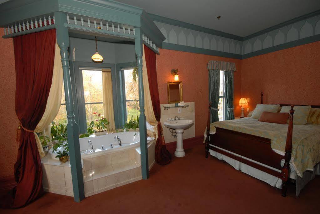 Humboldt House Bed & Breakfast Виктория Екстериор снимка