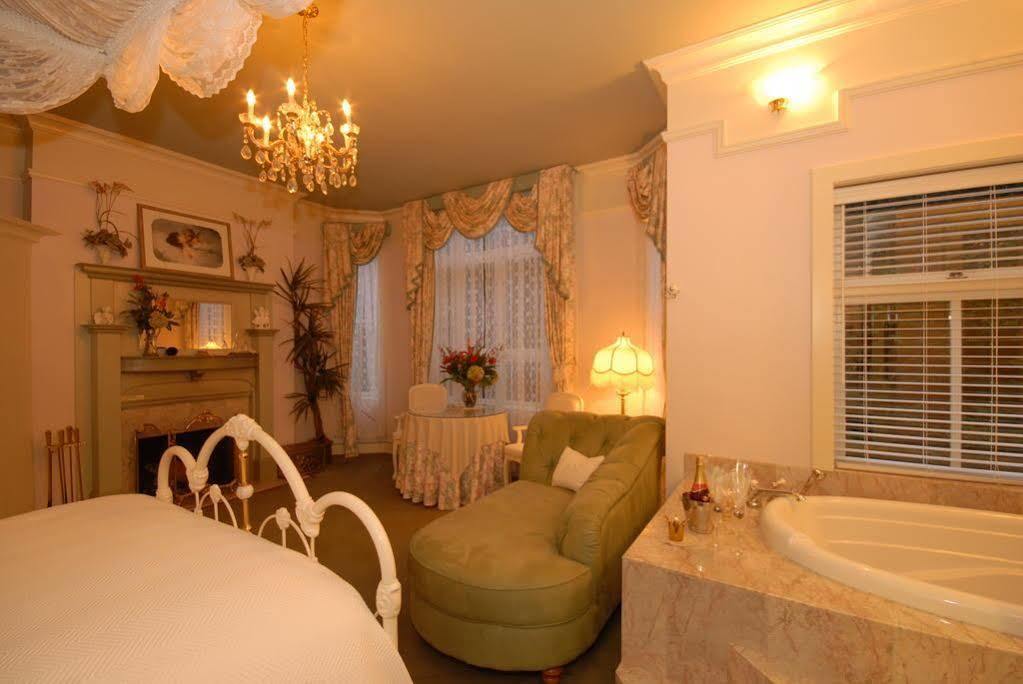 Humboldt House Bed & Breakfast Виктория Екстериор снимка