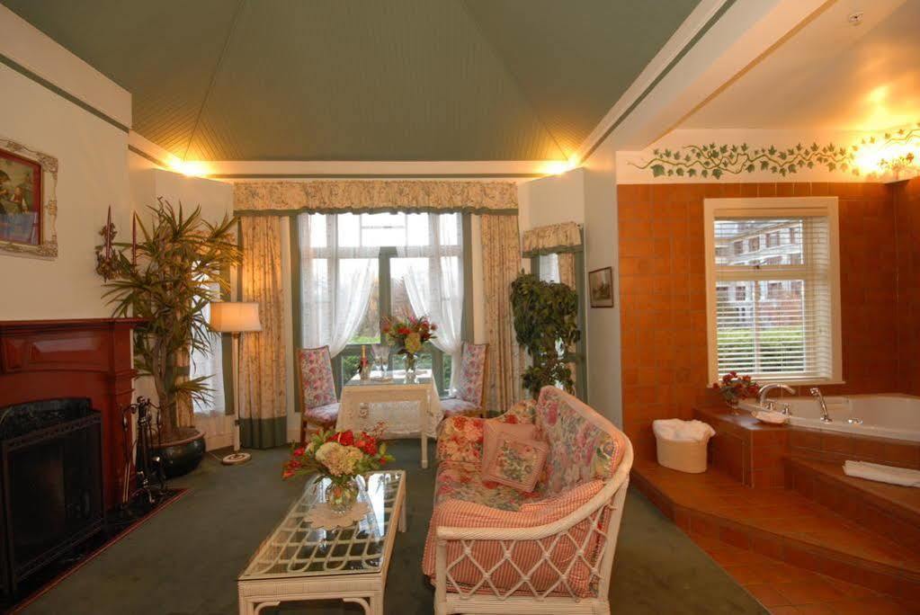 Humboldt House Bed & Breakfast Виктория Екстериор снимка